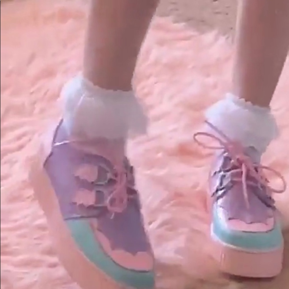 ISO PASTEL SHOES!